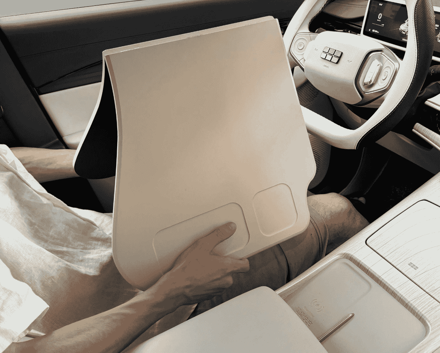 Xevaban.com ở 214 Giải Ph&oacute;ng l&agrave; đơn vị chuy&ecirc;n cung cấp phụ kiện oto, đồ chơi oto, phụ kiện geely ex5, đồ chơi geely ex5,&nbsp;xevaban, 214 giải ph&oacute;ng, b&agrave;n gấp ex5, b&agrave;n gấp tiện lợi ex5, b&agrave;n gấp trong xe ex5, b&agrave;n để đồ gấp gọn ex5.